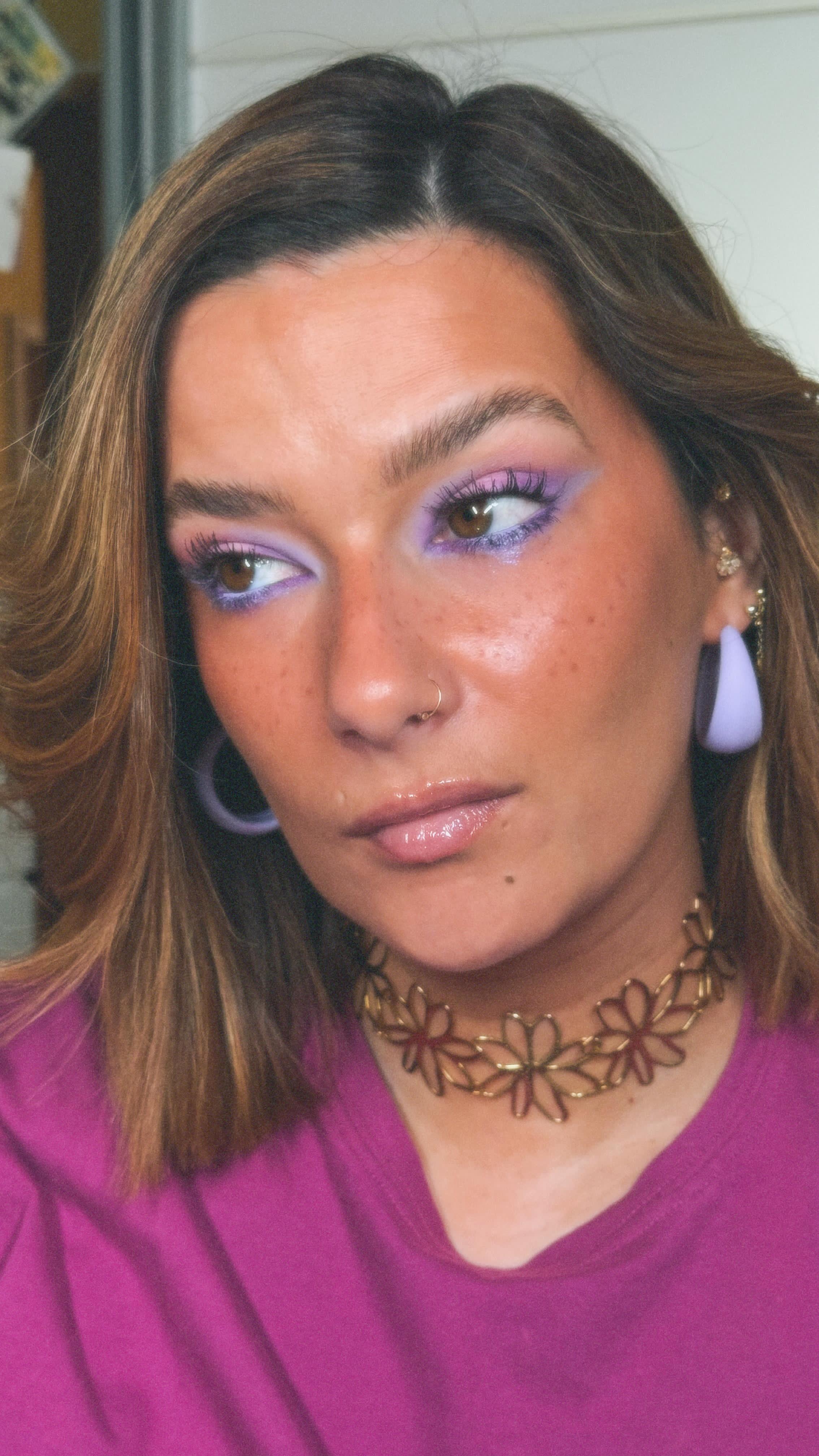 colar e choker dourado com flores