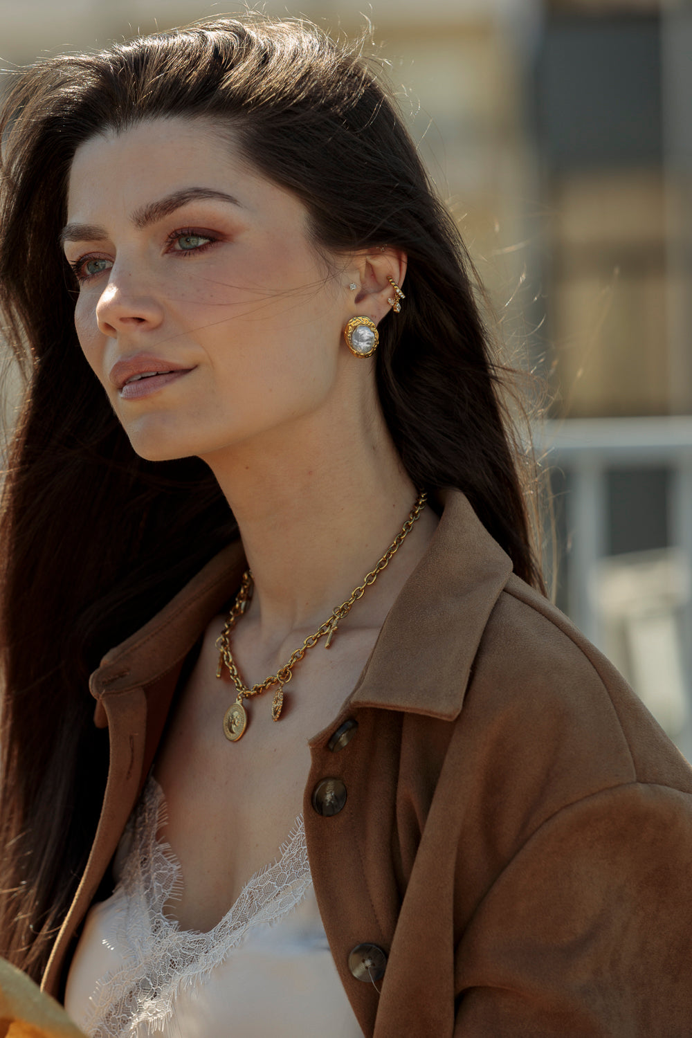 colar grosso com vários pendentes medalhas