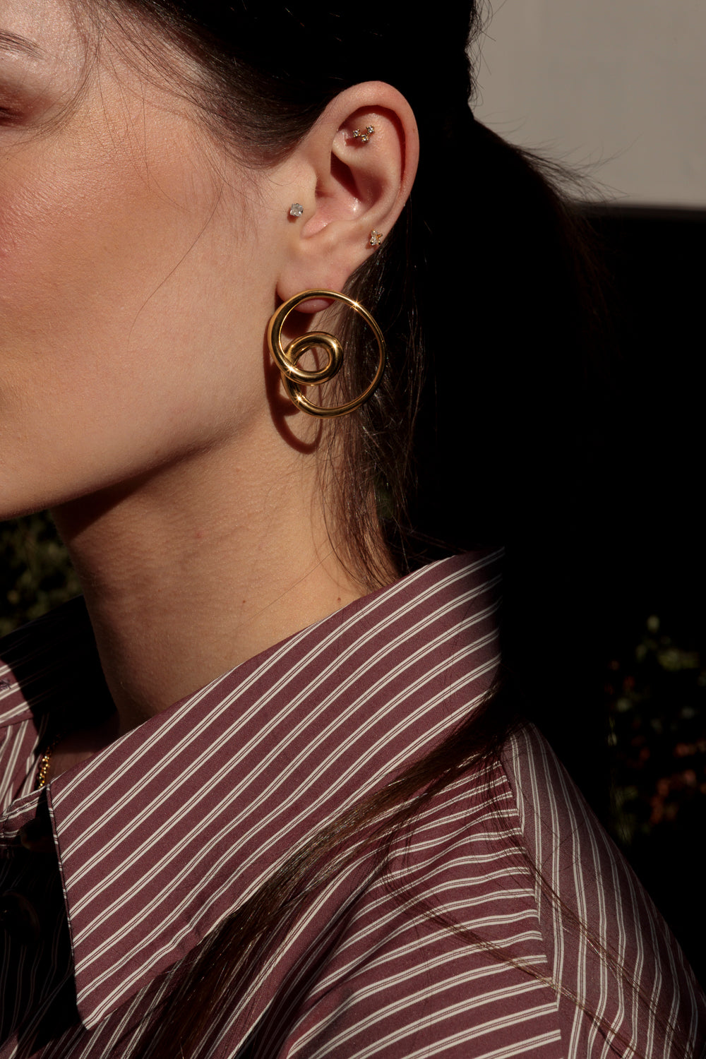 brincos diferentes dourados