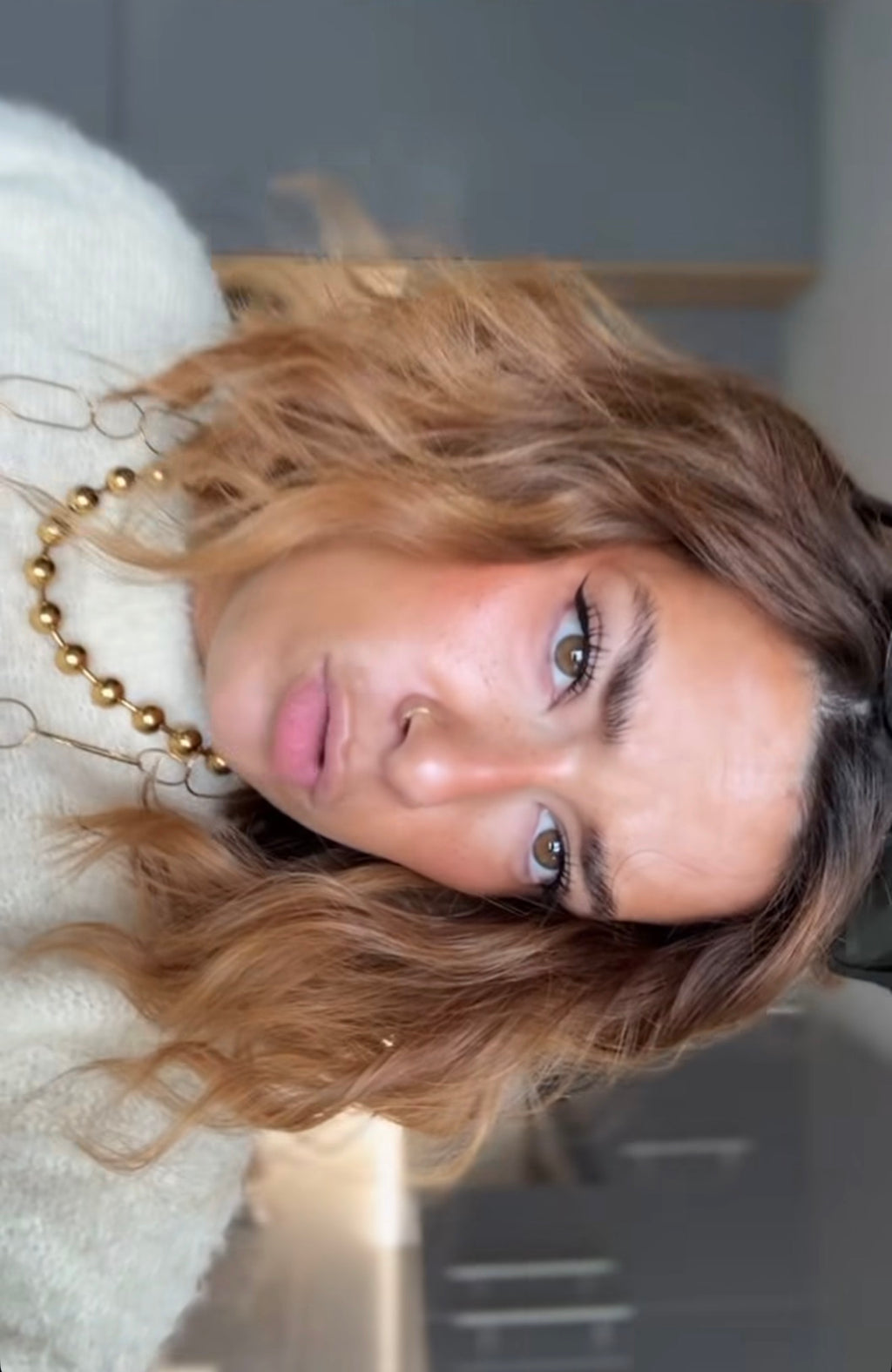 colar em bolas dourado