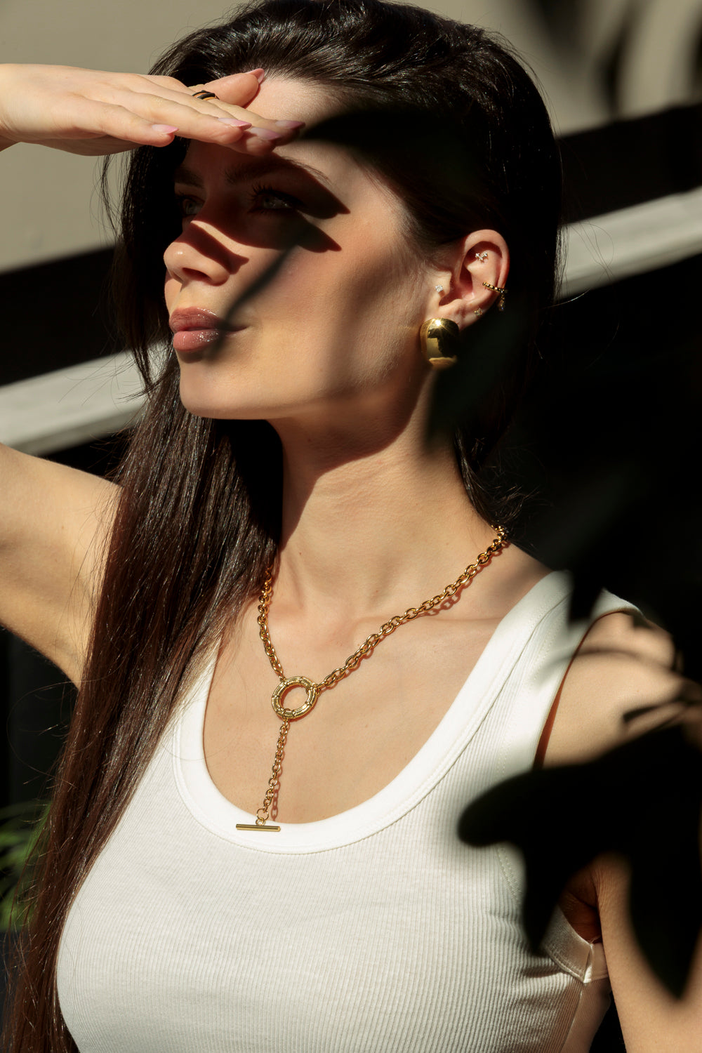 colar dourado com fecho ao meio